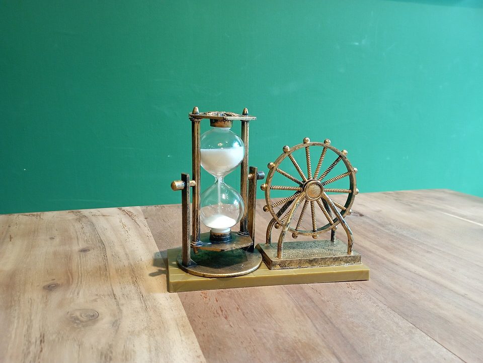 An hourglass part-way through its run